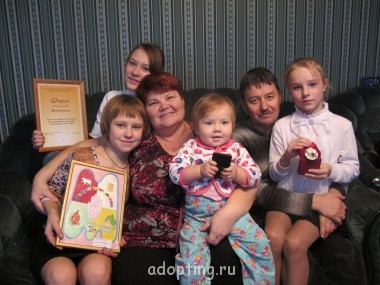 Приемная семья Молоковских Пермский край  - sleva-napravo-sveta-s-gerbom-semi-liza-s-diplomom-mama-larisa-vnuchka-elina-papa-nikolay-i-sasha[1].jpg