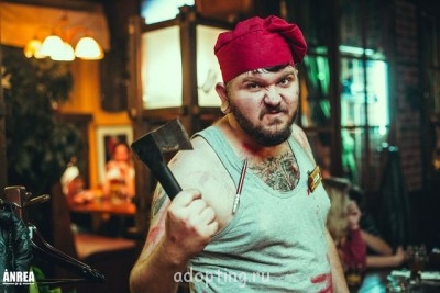 Пятница-13.Отмечают в баре,где работает Вася.Посетителей так встречали.