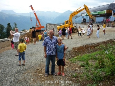 а это начало стройки: Вова с папой в Красной поляне перед подъемом по канатной дороге