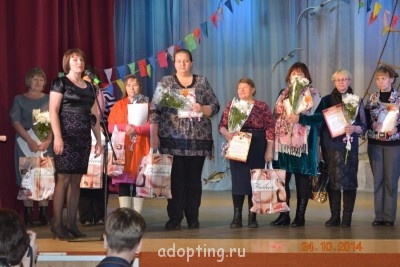 Момент награждения, у микрофона - начальник ООП Олеся Лукиных