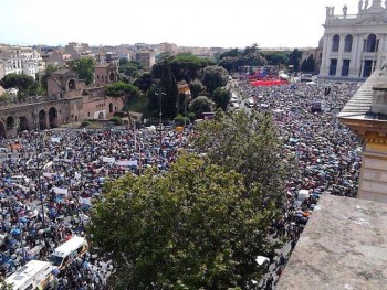 Россия не признала однополые семьи и усыновление ими детей - 1434888482_nogender.jpg