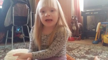 Толик и Вика подстригли челку Наташе